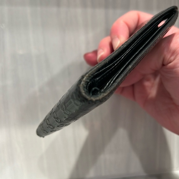 REHAB Gucci Bifold Wallet in Green Patent Leather - Corner Repair Needed - Picture 8 of 9